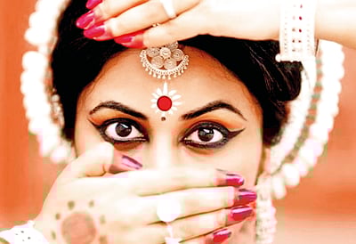 நெற்றியில் பொட்டு வைப்பது எப்படி?