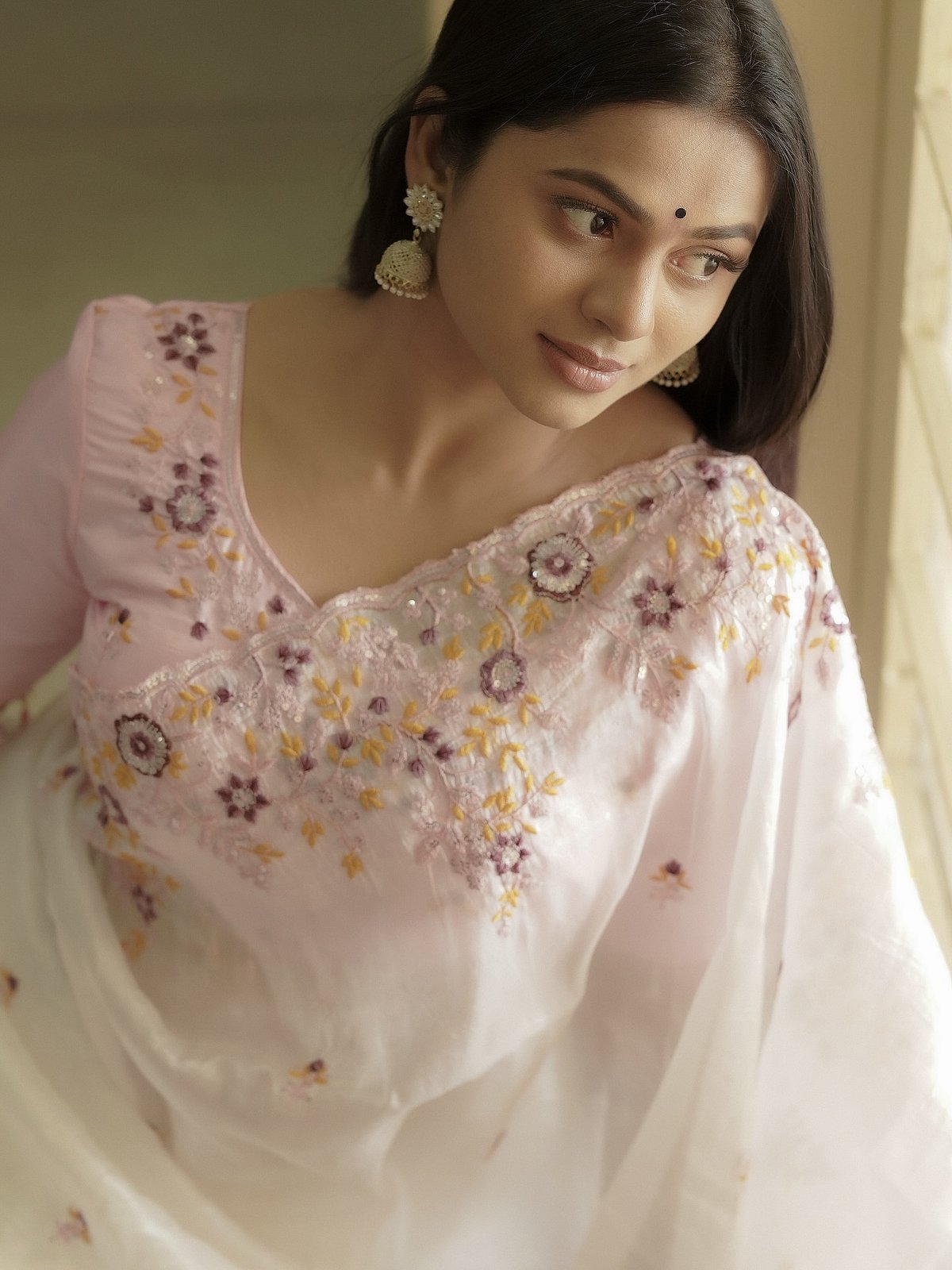 கொஞ்சி கொஞ்சி.. டெல்னா டேவிஸ் 