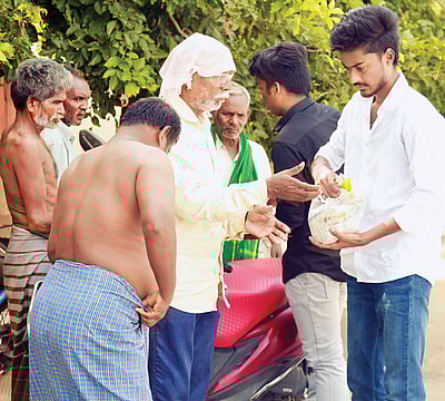 உதவும் கைகள்