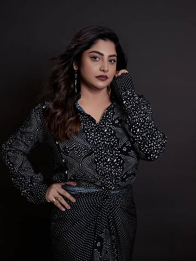 முழு நிலவு... மஞ்சிமா மோகன்!