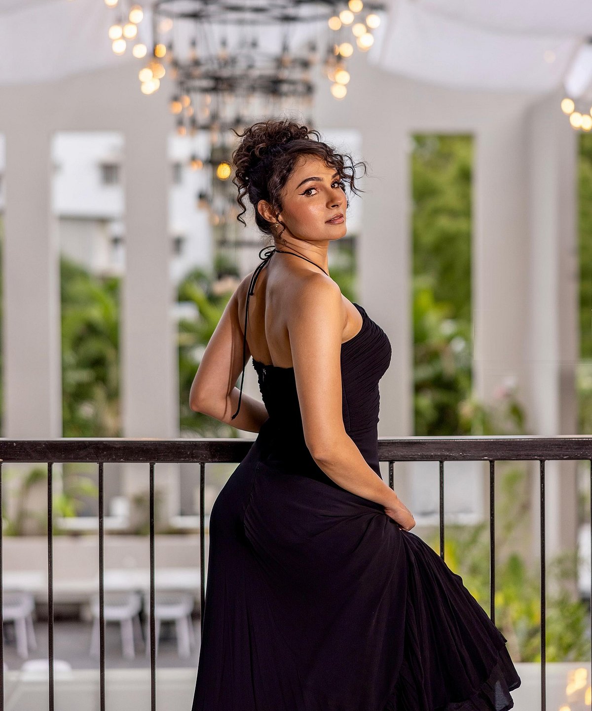 உடை மட்டுமே கருப்பு... ஆண்ட்ரியா! 