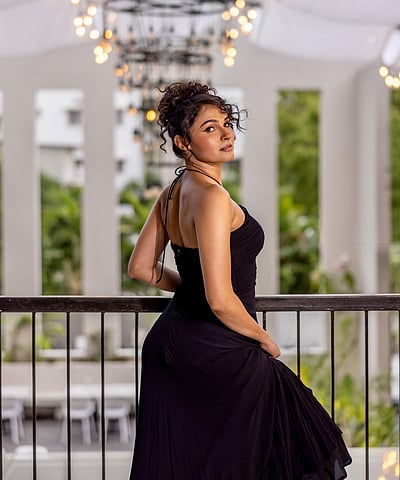 உடை மட்டுமே கருப்பு... ஆண்ட்ரியா! 