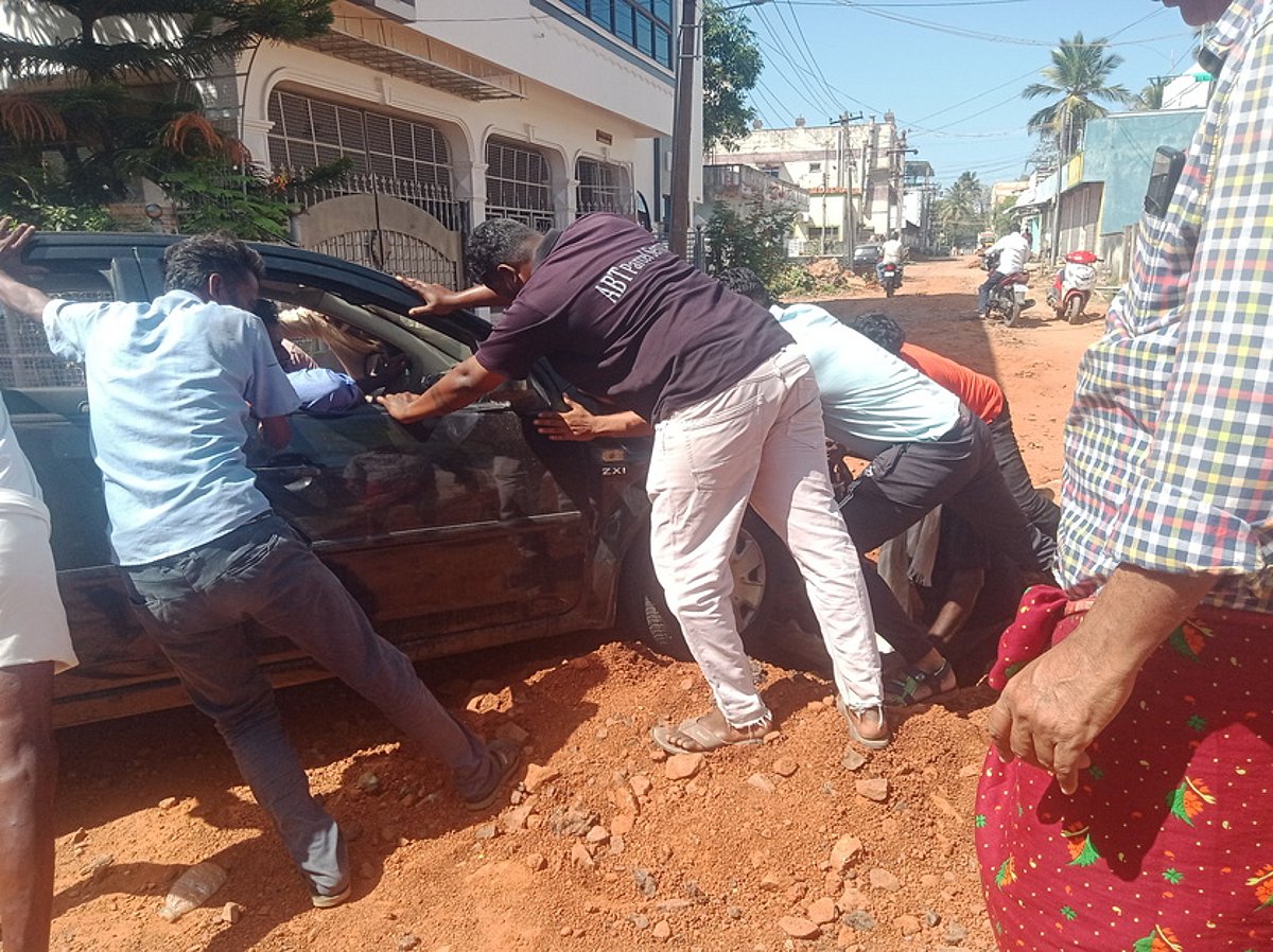 செங்கல்பட்டு: புதை சாக்கடை பணிக்காக தோண்டப்பட்ட பள்ளங்களால் அபாயம்!