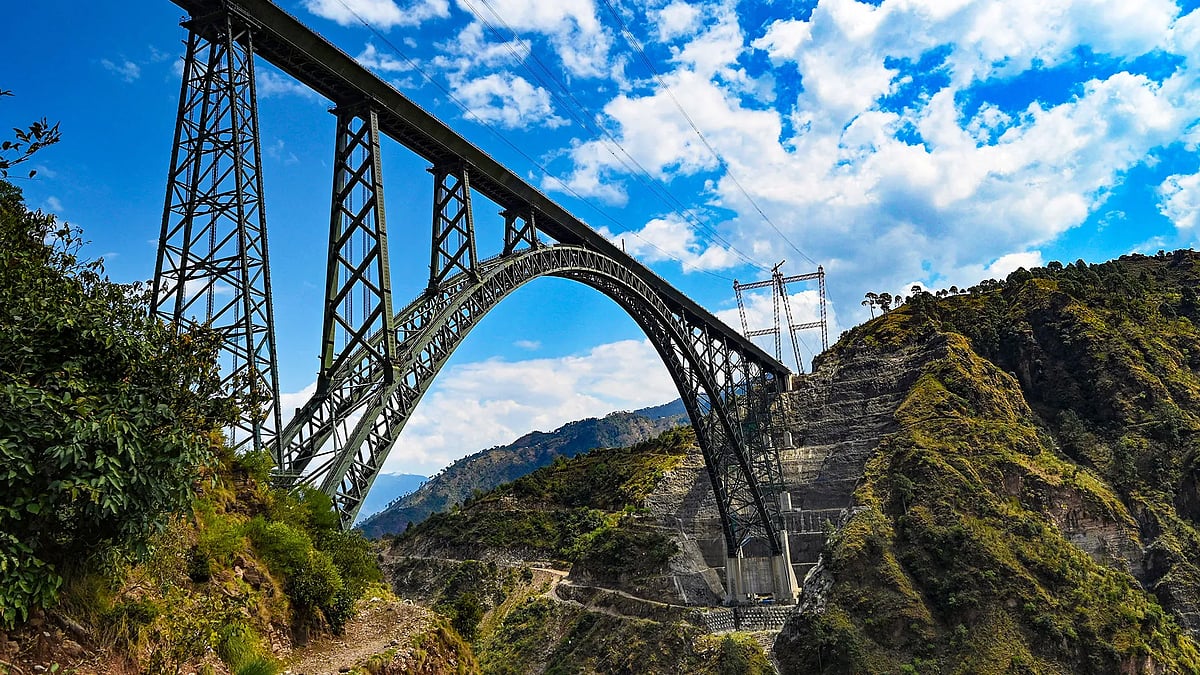 விமானப் பயணிகள் பாா்த்து வியக்கும் செனாப் பாலம்!