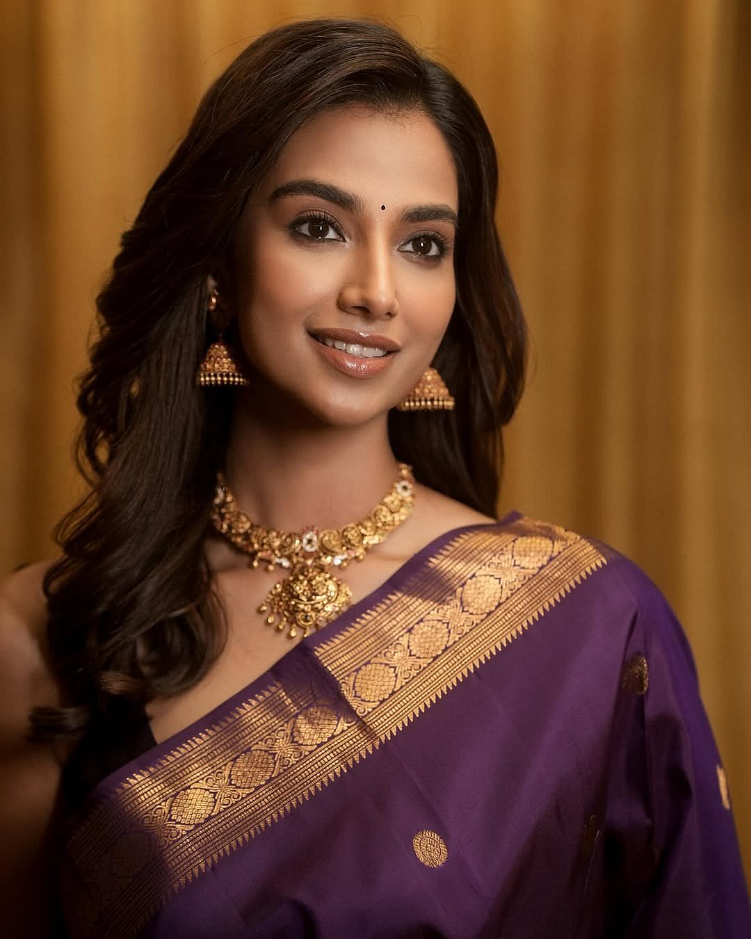 சேலையில் ஜொலிக்கும்.. மீனாட்சி சௌதரி!