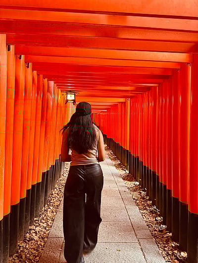 சூரிய அஸ்தமனத்தை நோக்கி... மிருணாளினி ரவி!