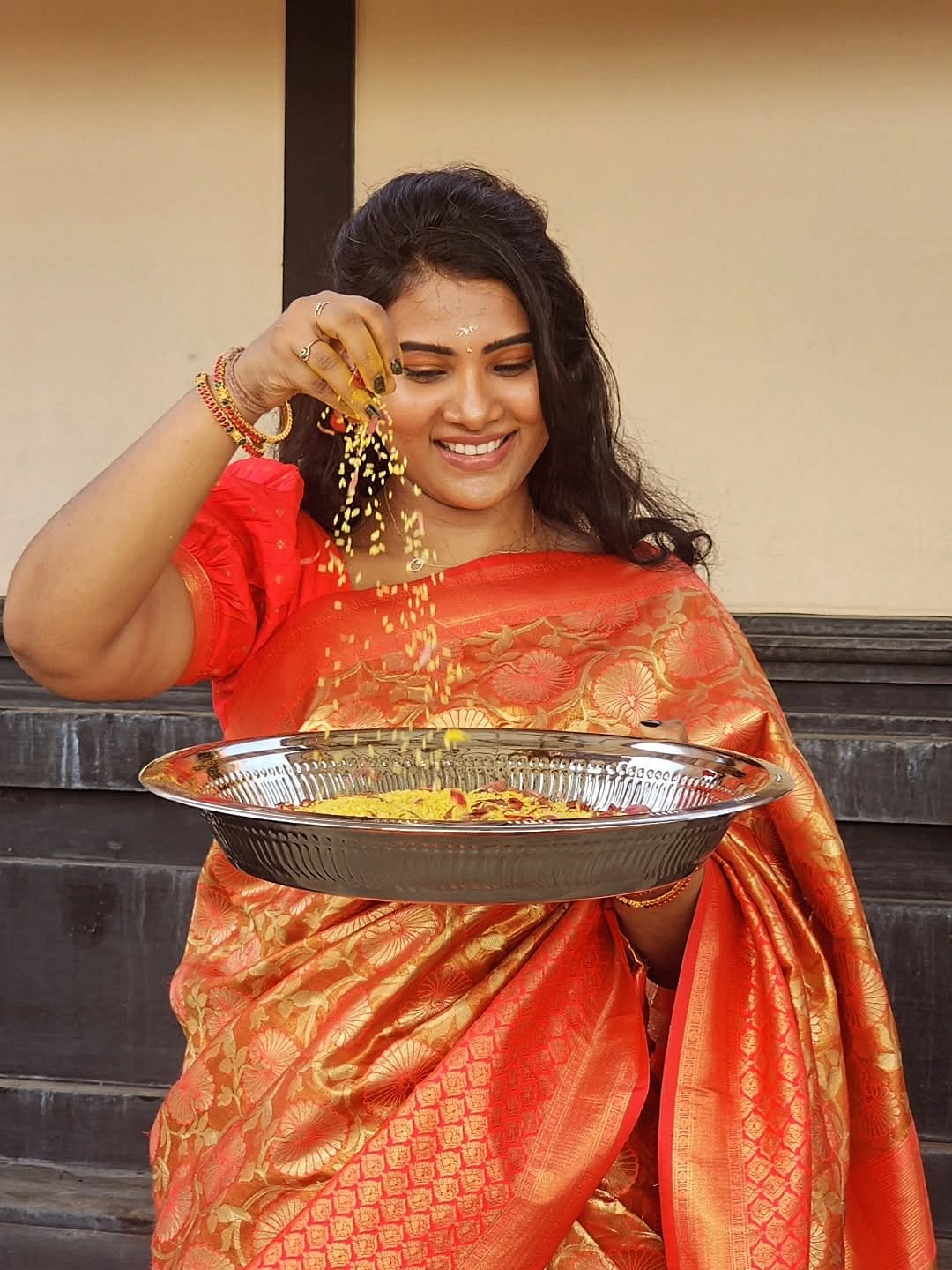 வீட்டில் விசேஷம்.. திவ்யா துரைசாமி!