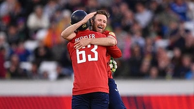 2-வது டி20: இங்கிலாந்து பந்துவீச்சு; தொடரைக் கைப்பற்றுமா?