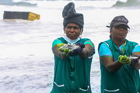 கப்பலில் இருந்து கடலில் கொட்டிய பிளாஸ்டிக் கழிவுகளை கன்னியாகுமரி மாவட்ட கடற்கரையில் அப்புறப்படுத்திய தூய்மைப் பணியாளா்கள்.