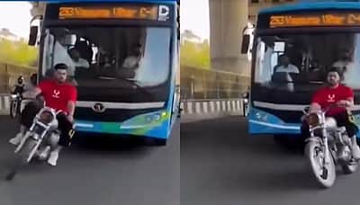 தில்லி பேருந்து முன்பு ஸ்டன்ட்!  பைக்கை  பழைய இரும்புச் சாமான் கடைக்கு அனுப்பிய போலீஸ்