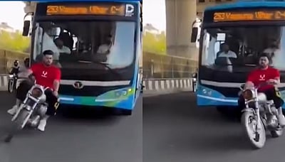 தில்லி பேருந்து முன்பு ஸ்டன்ட்!  பைக்கை  பழைய இரும்புச் சாமான் கடைக்கு அனுப்பிய போலீஸ்