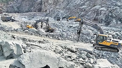 கர்நாடகம்: தமிழகத்தைச் சேர்ந்த தொழிலாளி பலி; உடலை எரிக்க முயற்சித்த குவாரி உரிமையாளர்கள் கைது