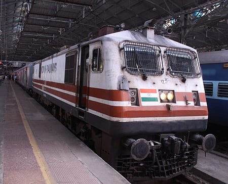 புணேவில் டெமு ரயிலில் திடீர் தீவிபத்து 