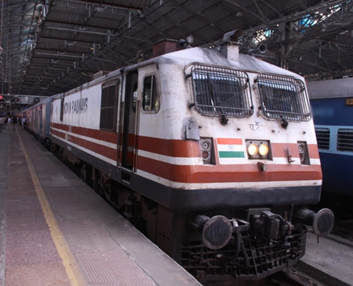 புணேவில் டெமு ரயிலில் திடீர் தீவிபத்து