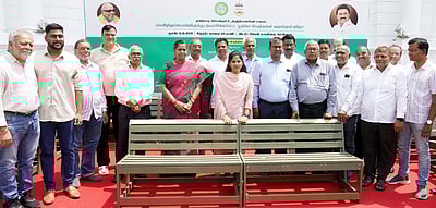 மறுசுழற்சி செய்யப்பட்ட நெகிழியால் உருவாக்கப்பட்ட இருக்கைகள்: மாநகராட்சியிடம் ஒப்படைப்பு