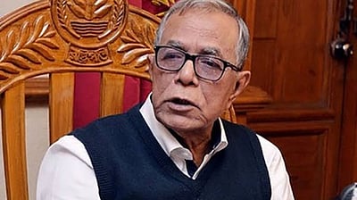 நாடு திரும்பினாா் வங்கதேச முன்னாள் அதிபா்