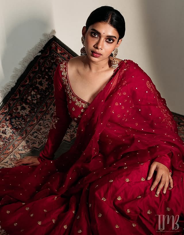 அன்னம் போல.. துஷாரா விஜயன்..