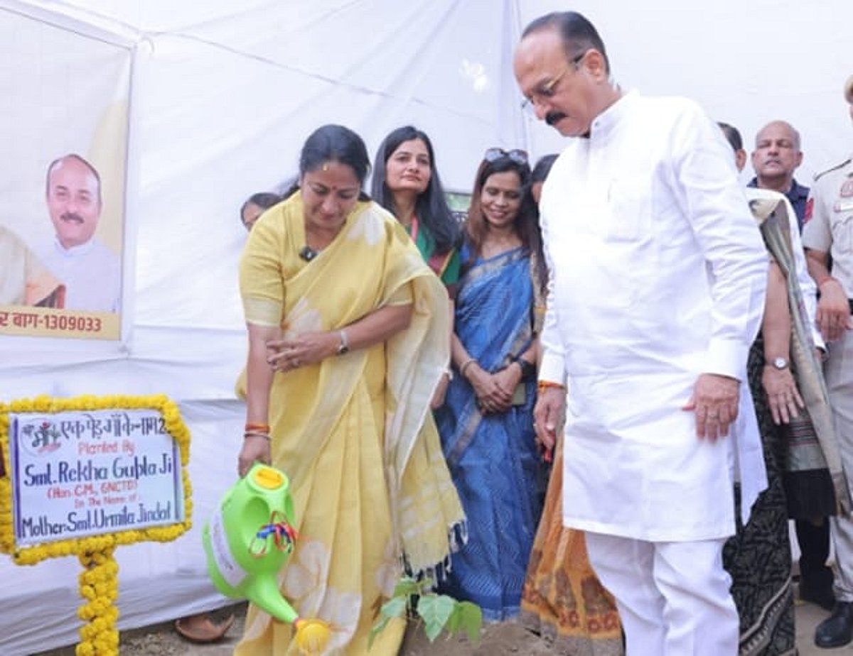 அரசுப் பள்ளியில் "சிந்தூர்" மரக்கன்றுகளை நட்ட தில்லி முதல்வர்!