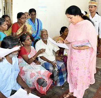 காஞ்சிபுரம் குறைதீா் கூட்டத்தில் 383 மனுக்கள்