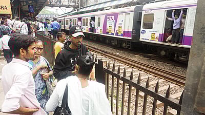 மும்பை புறநகர் ரயிலில் நெரிசல்: தவறி விழுந்த 5 பேர் பலி!