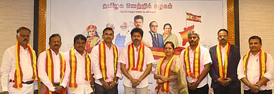 தவெகவில் முன்னாள் ஐஆா்எஸ் அதிகாரி, 3 முன்னாள் எம்எல்ஏக்கள் இணைந்தனா்