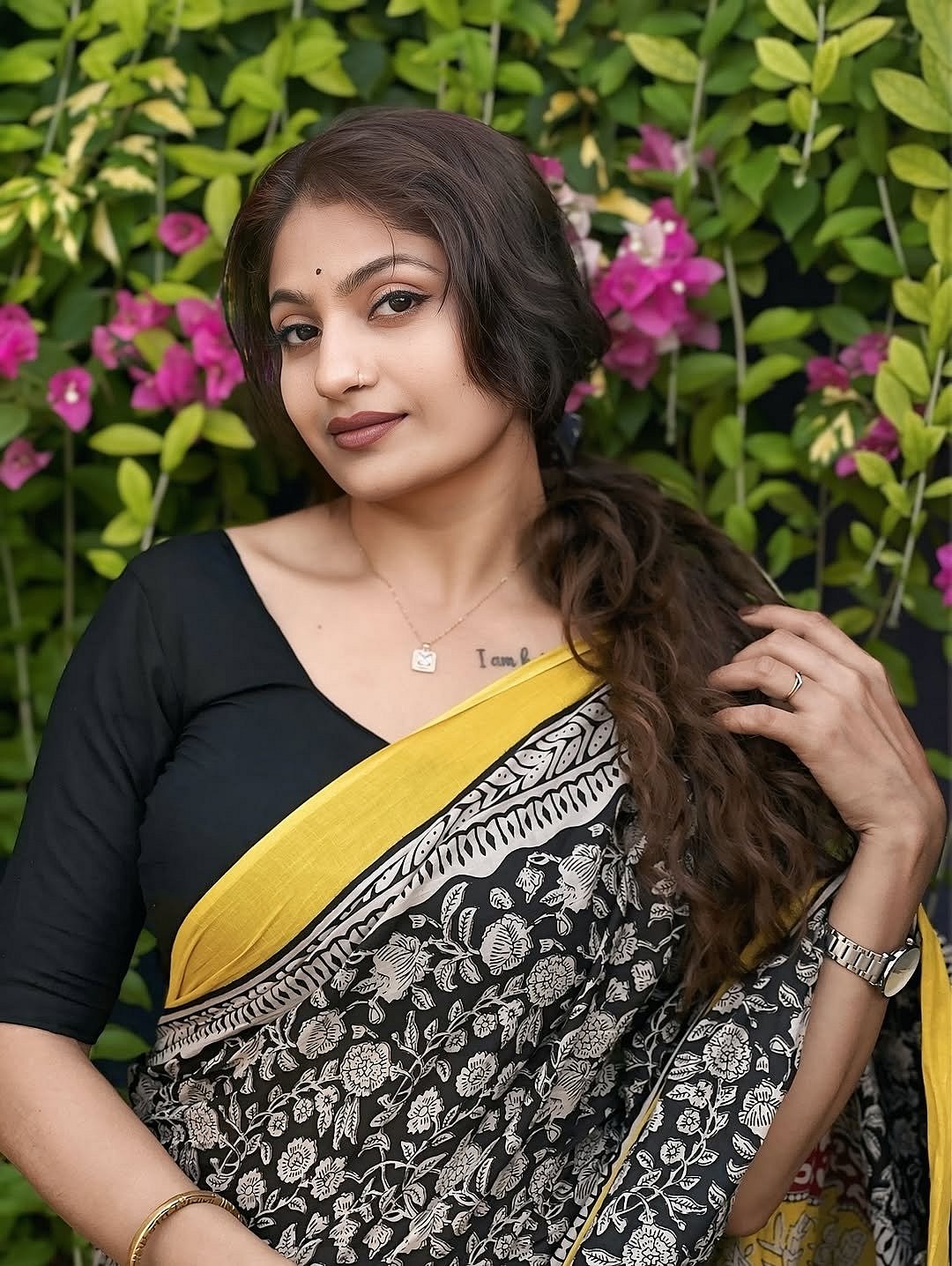 மந்தாரம்... சனம் ஜோஷி!