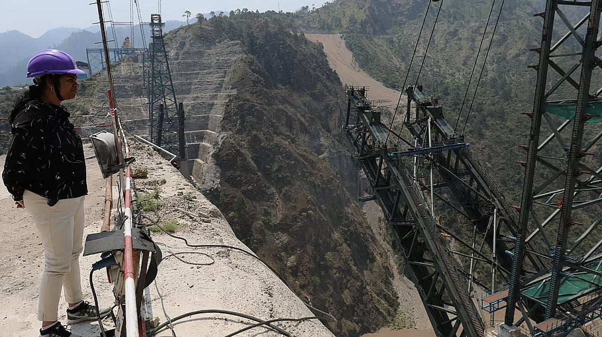 செனாப் பால பணிகளை பார்வையிடும் மாதவி லதா (கோப்புப்படம்)