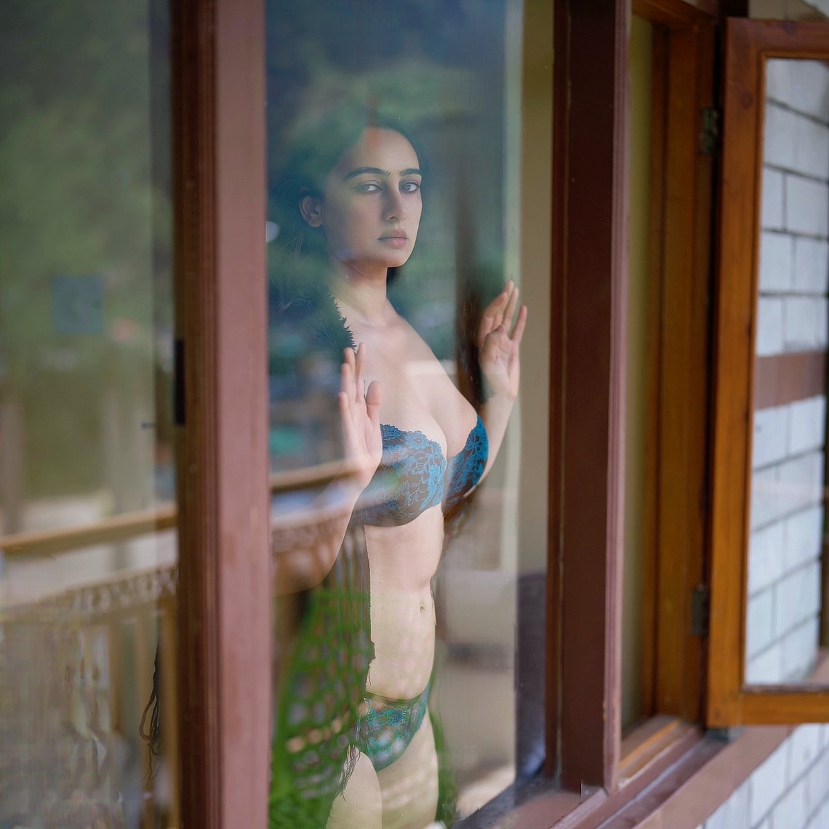 மறைந்திருந்து பார்க்கும்... மேகா சுக்லா!