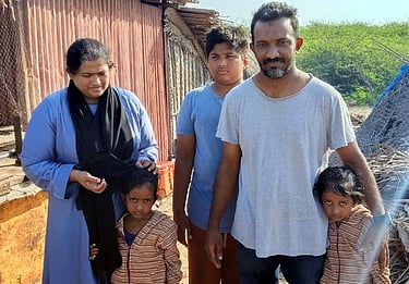 தனுஷ்கோடிக்கு படகு மூலம் வந்த இலங்கைத் தமிழா்கள்