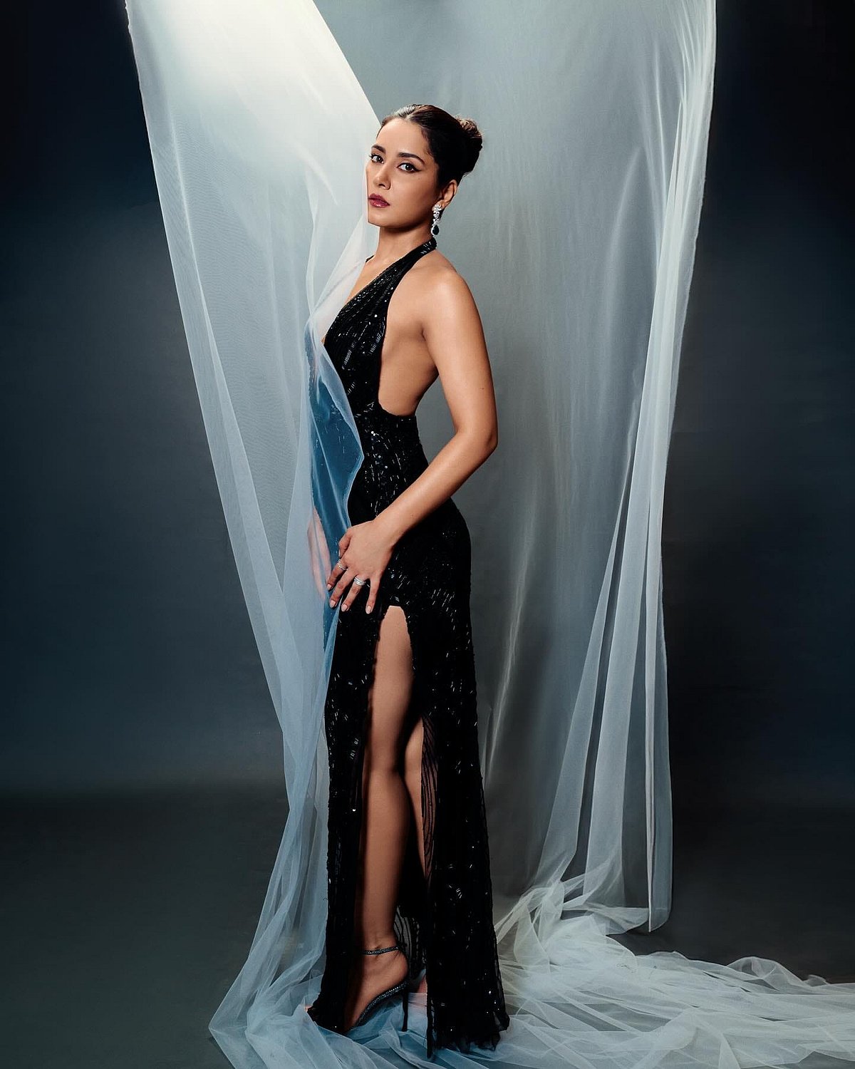 நிழல் ராணி... ராஷி கன்னா!