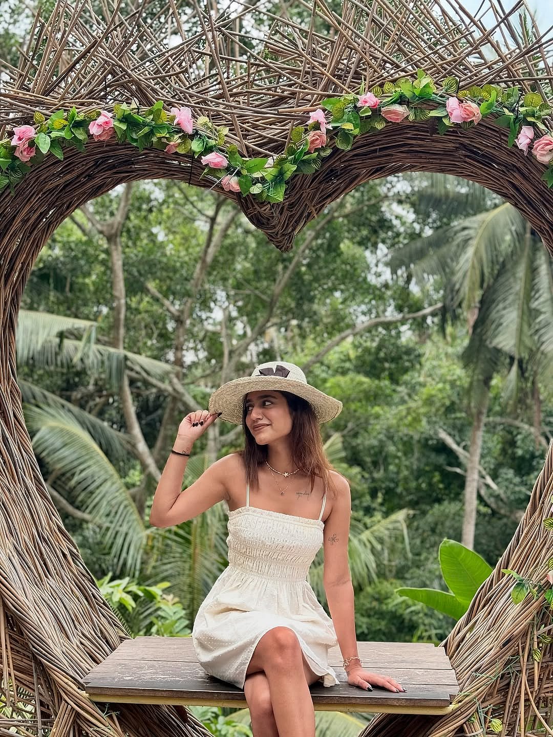 காதல் ஓவியம்... பிரியா வாரியர்!  