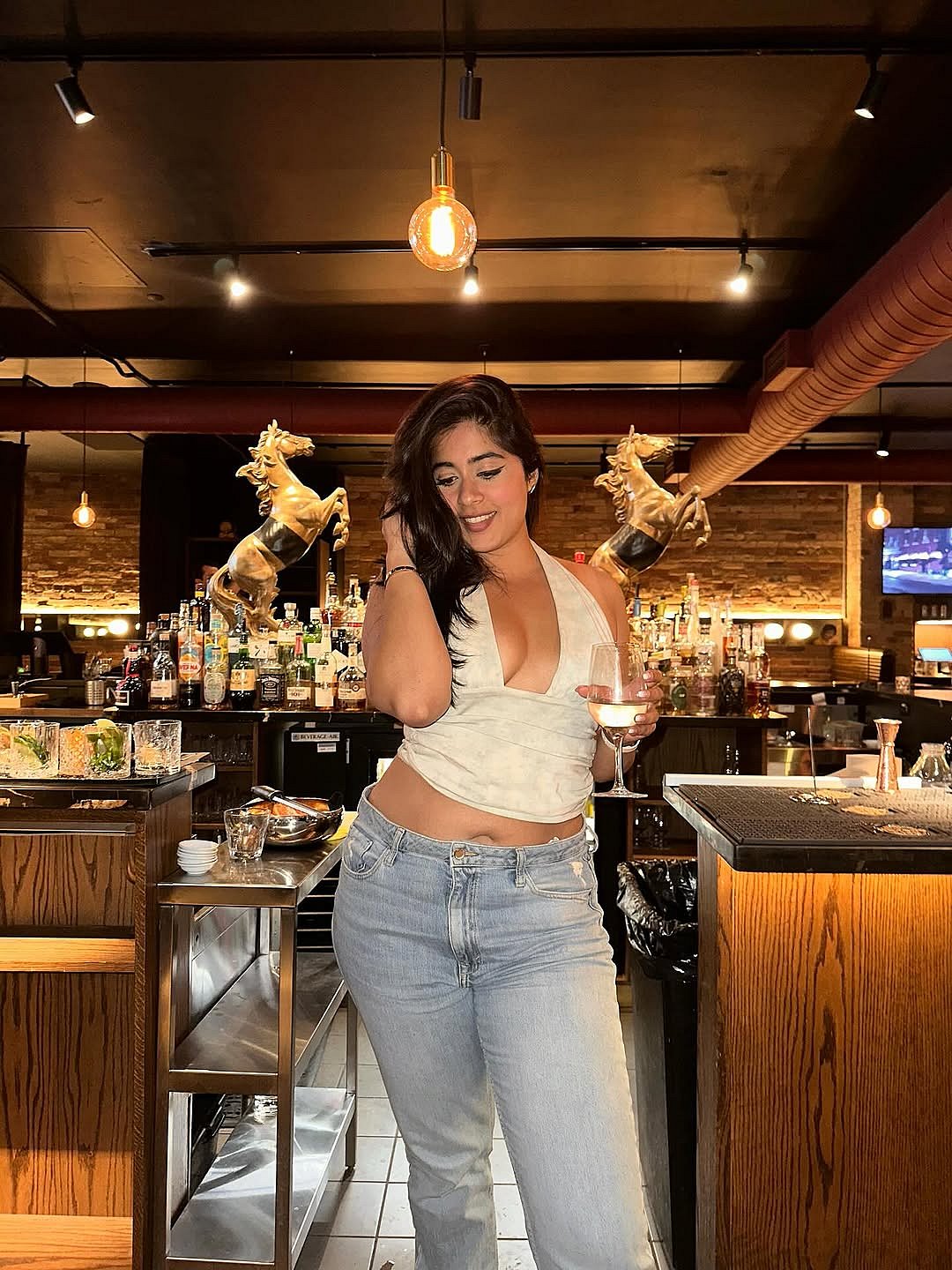 ஒயின்... நிகிதா சர்மா!