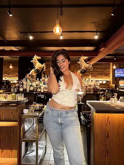 ஒயின்... நிகிதா சர்மா!