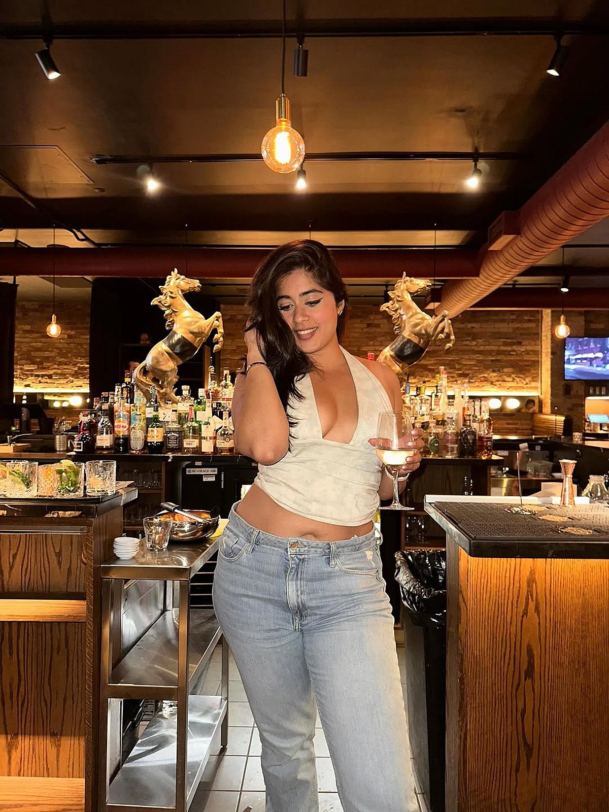 ஒயின்... நிகிதா சர்மா!