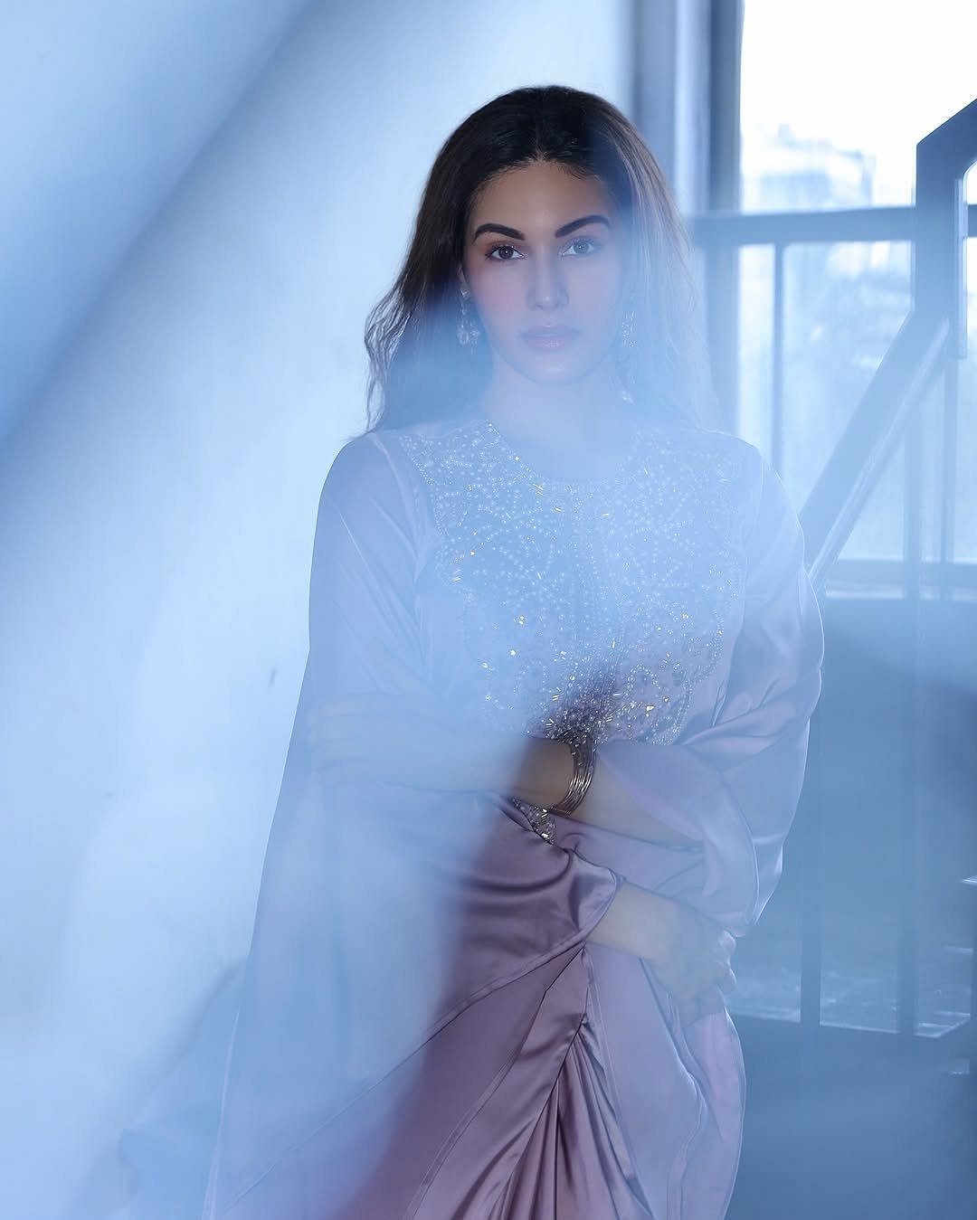 என்ன சோகம்? அமைரா தஸ்தூர்!