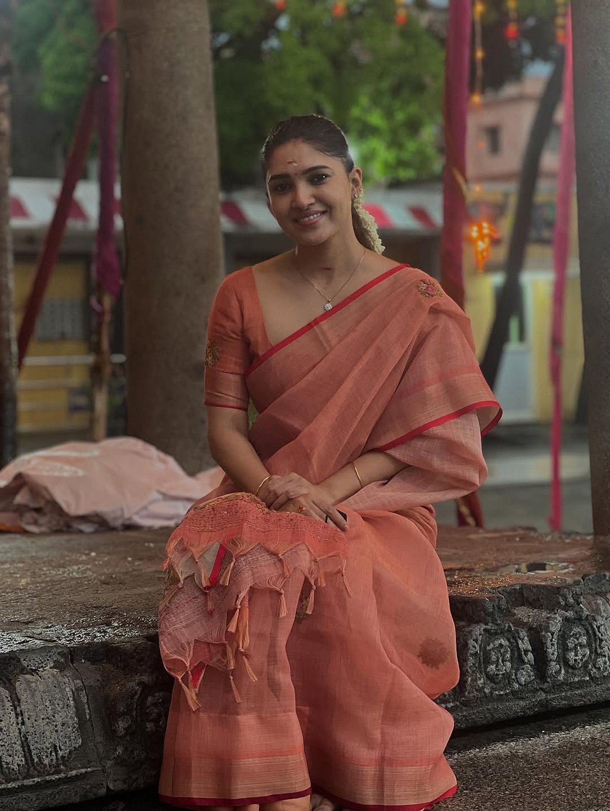 இறைவனாய் தந்த இறைவியே... வாணி போஜன்!