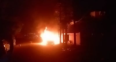 பட்டுக்கோட்டையில் பற்றி எரிந்த பிஎம்டபிள்யூ கார்!