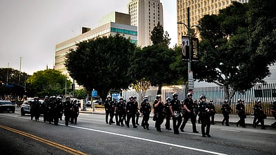 வலுக்கும் போராட்டம்: லாஸ் ஏஞ்சலீஸில் இரவு நேர ஊரடங்கு!