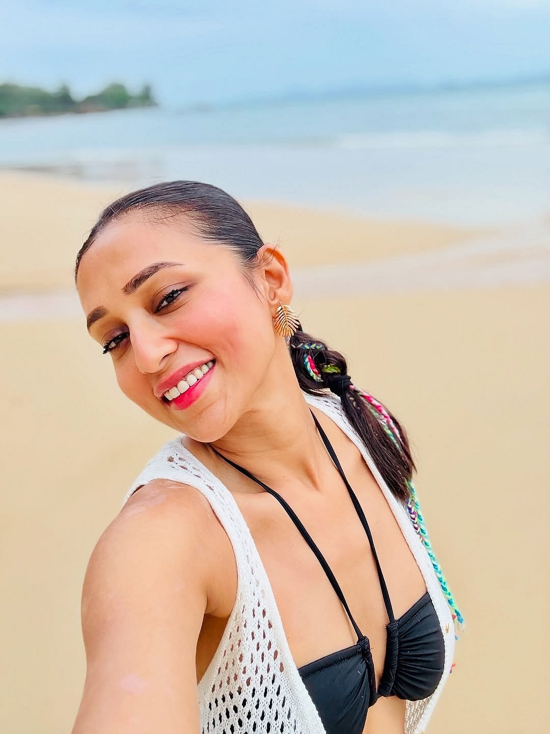 ஆப்பிள் கன்னம்... மிமி சக்ரவர்த்தி!