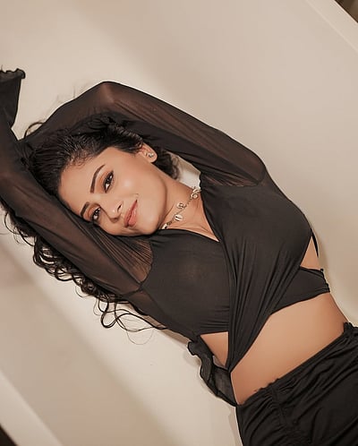 உன் புன்னகை... சான்யா தாக்குர்!