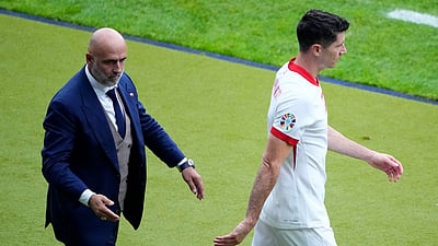 லெவண்டாவ்ஸ்கி உடனான மோதல்: போலந்து அணி தலைமைப் பயிற்சியாளர் ராஜிநாமா! 