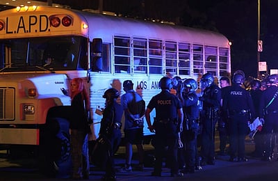 லாஸ் ஏஞ்சலீஸ் மக்கள் போராட்டம்: 400 பேர் கைது!