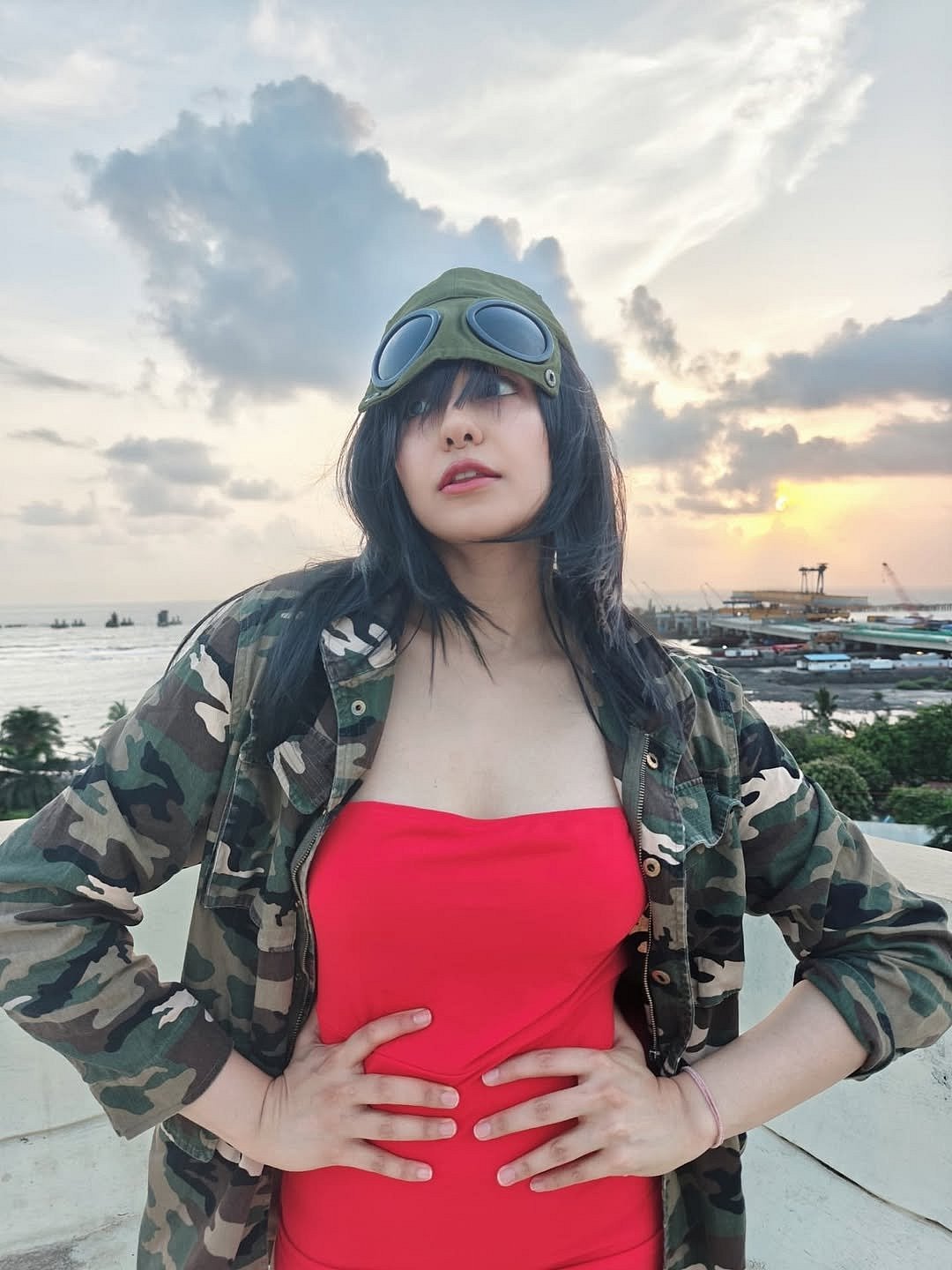 மாலை பொங்கும் உன் அழகில்... அதா ஷர்மா!