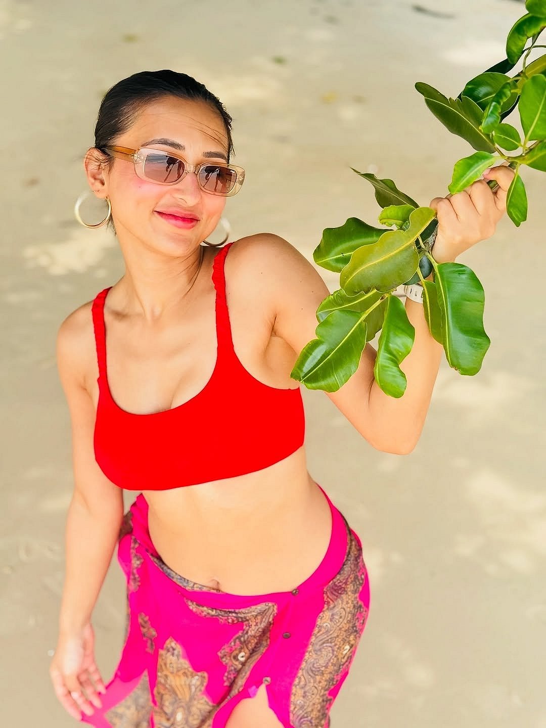 ரெட் ஹார்ட்... மிமி சக்ரவர்த்தி!