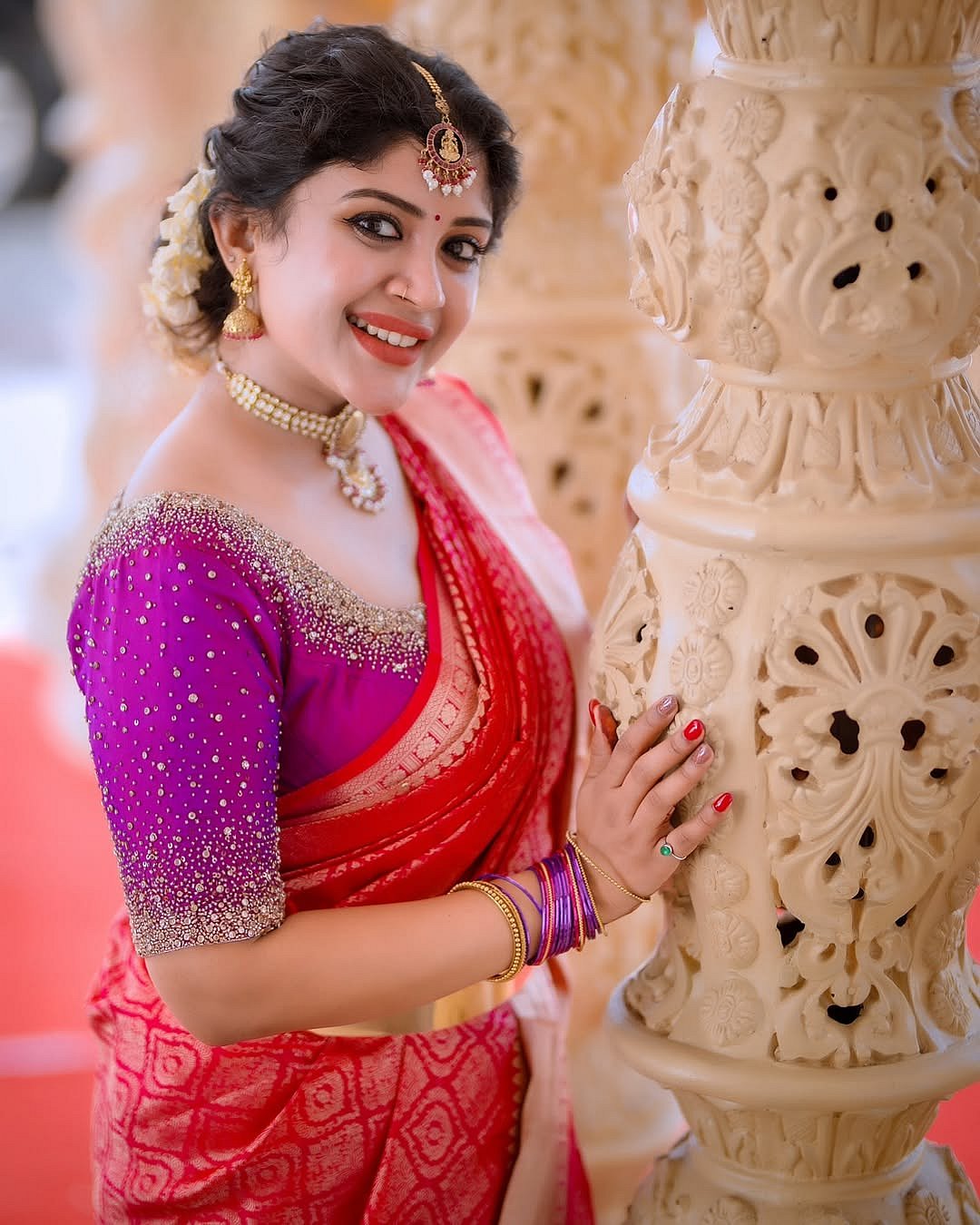 பூமாலை... காயத்ரி ஷான்!