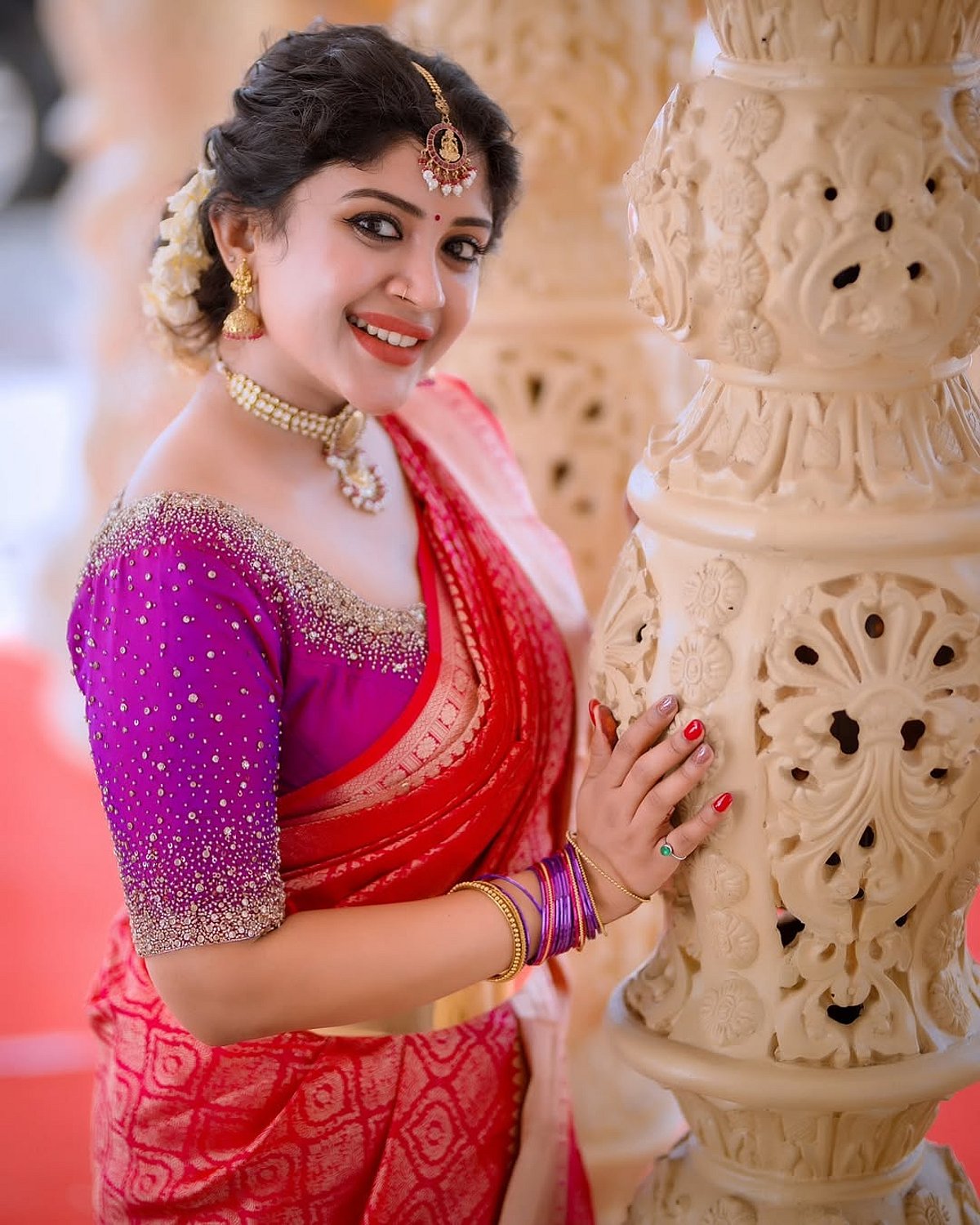 பூமாலை... காயத்ரி ஷான்!