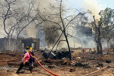 மருத்துவ மாணவர் விடுதி மீது விழுந்த விமானம்! மருத்துவர்களின் நிலை?