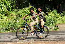 காஷ்மீரில் பள்ளிகள் மீண்டும் திறப்பு  