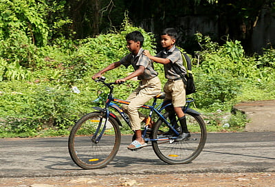 காஷ்மீரில் பள்ளிகள் மீண்டும் திறப்பு  