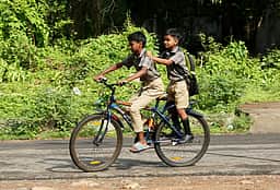 காஷ்மீரில் பள்ளிகள் மீண்டும் திறப்பு